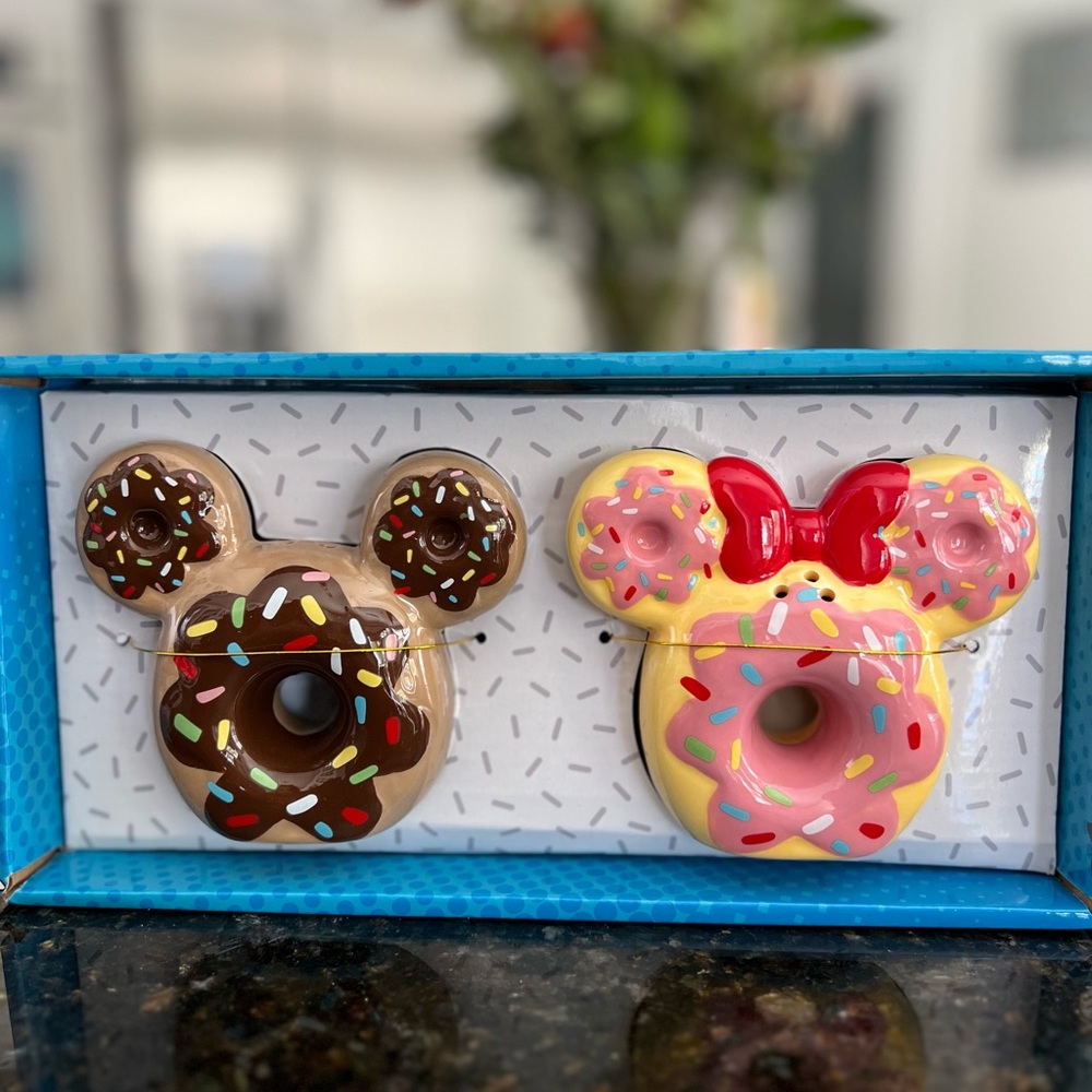 Mickey and Minnie (disney) salt and pepper dessert themed shakers!